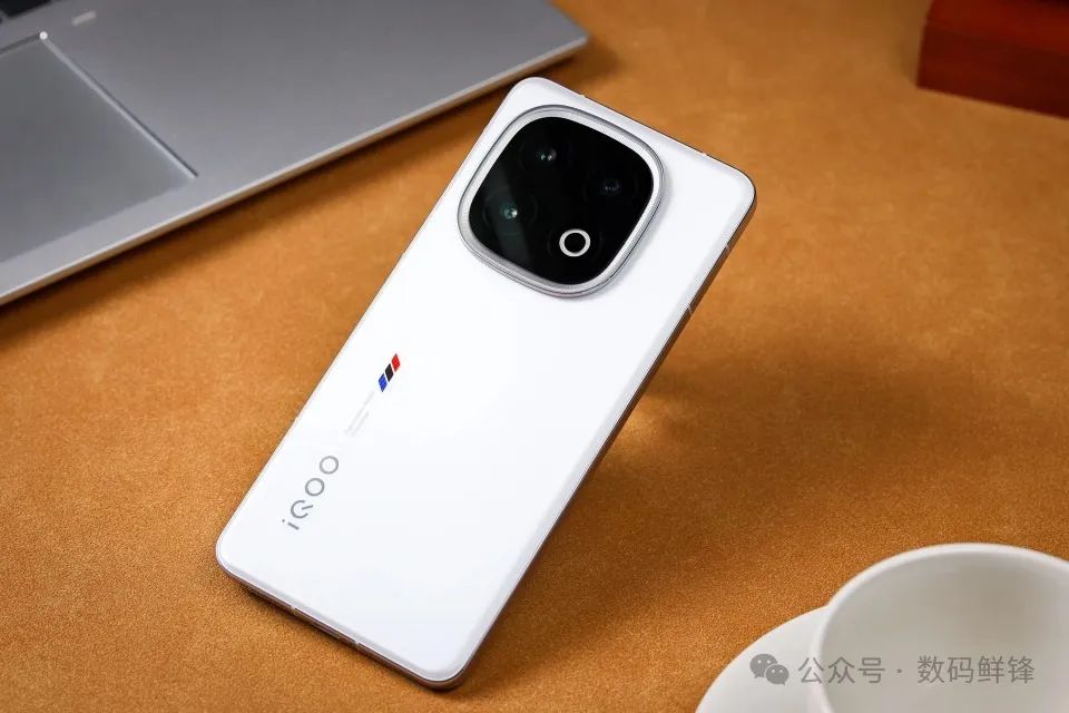 iQOO 13旗舰手机：卓越性能与游戏体验的完美结合，科技美学新标杆
